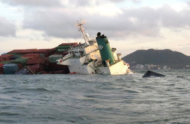 Tàu vận tải Heung A Dragon của Hàn Quốc bị đắm sau khi đâu nhau với tàu Eneli treo cờ đảo Marshall ở ngoài khơi Vũng Tàu, Việt Nam.