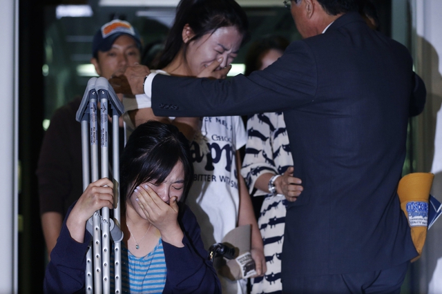 Các nữ tiếp trên chuyến bay Flight 214 của hãng hàng không Asiana bị tai nạn ở San Francisco tuần trước, khóc nức nở khi họ được chủ tịch của hãng ông Park Sam-Koo đón tại sân bay ở Incheon, Hàn Quốc.