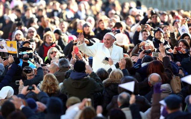 Giáo hoàng Francis chào mọi người khi xuất hiện trên quảng trường St. Peter ở Vatican.