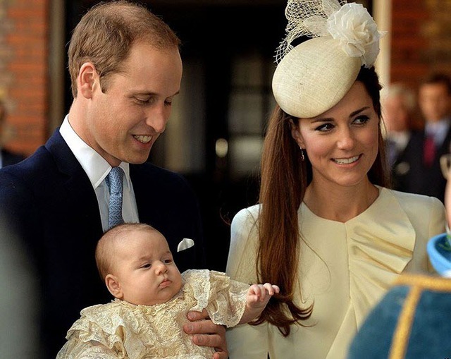 Vợ chồng Hoàng tử William đưa con trai tới giáo đường Hoàng gia ở London để làm lễ rửa tội.