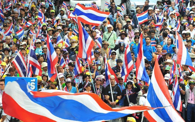 Người biểu tình chống chính phủ tuần hành trên đường phố ở Bangkok để yêu cầu Thủ tướng Thái Lan Yingluck Shinawatra từ chức.