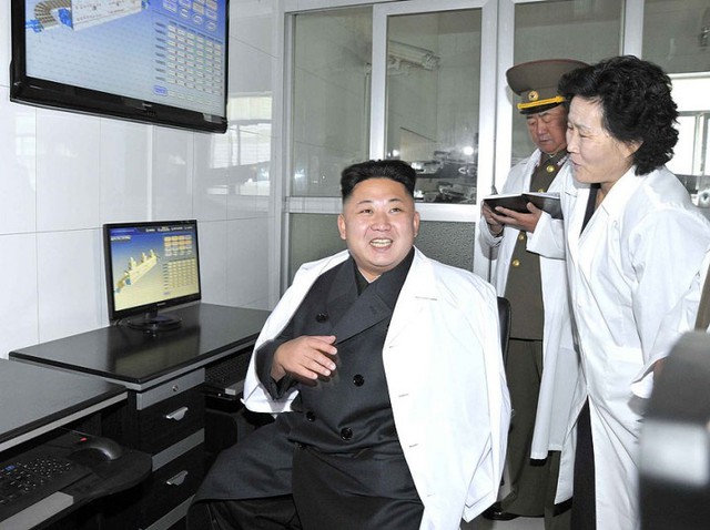 Nhà lãnh đạo Kim Jong-Un kiểm tra nhà máy sản xuất thực phẩm số 354 của quân đội Triều Tiên.