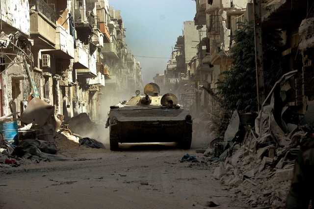 Một xe bọc thép của quân đội Syria tự do tuần tra tại khu vực al-Khalidiya của thành phố Homs, Syria.