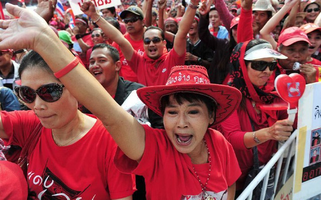Những người ủng hộ phe áo đỏ tham gia biểu tình tại sân vận động quốc gia Rajamangala ở Bangkok, Thái Lan.
