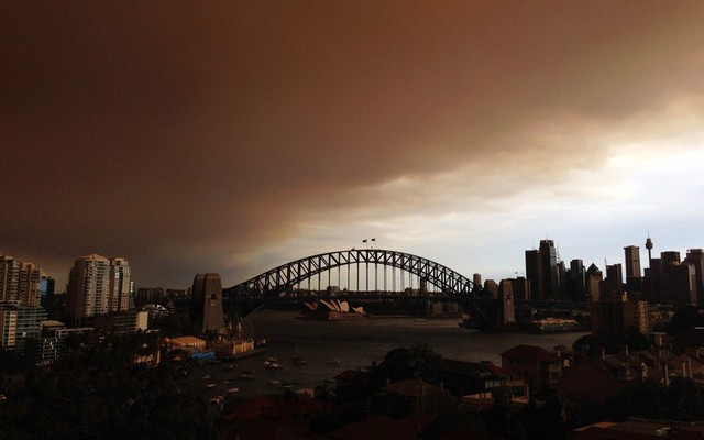 Khói cháy rừng bao phủ cầu cảng Sydney, Australia.