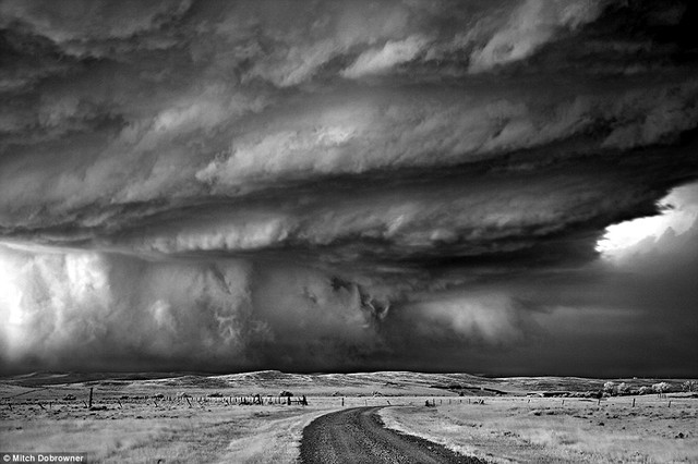  	Một bức ảnh về những tầng mây dày đặc và hùng vĩ trên bầu trời trong cơn bão, không khác gì một chiếc móng vuốt khổng lồ