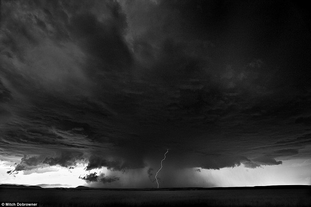  	“Bức tường mây”: Một đám mây bão lớn trải dài gần như đến bất tận ở Wyoming năm 2009