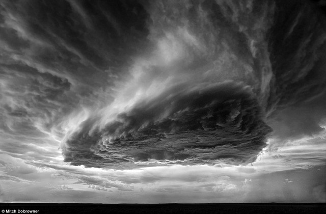  	Bức ảnh “Mây hơi nước” được chụp năm 2009 ở New Mexico, một bàn chân làm bằng mây thực thụ