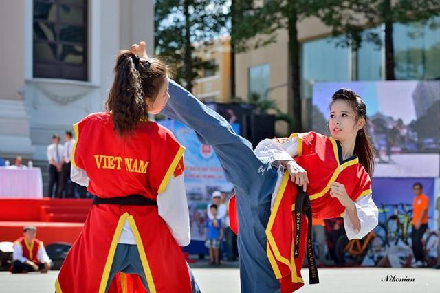 Sốt với các tư thế trên sàn đấu của nữ VĐV xinh đẹp Taekwondo