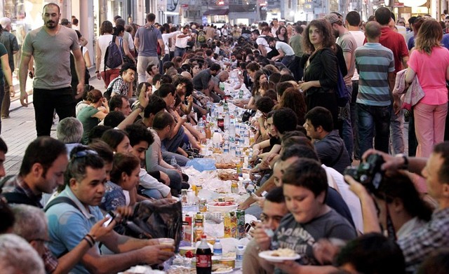 Những người biểu tình chống chính phủ ở Thổ Nhĩ Kỳ cùng nhau đón thánh lễ Ramadancủa người Hồi giáo trên con phố thương mại Istiklal thủ đô thành phố Istanbul.