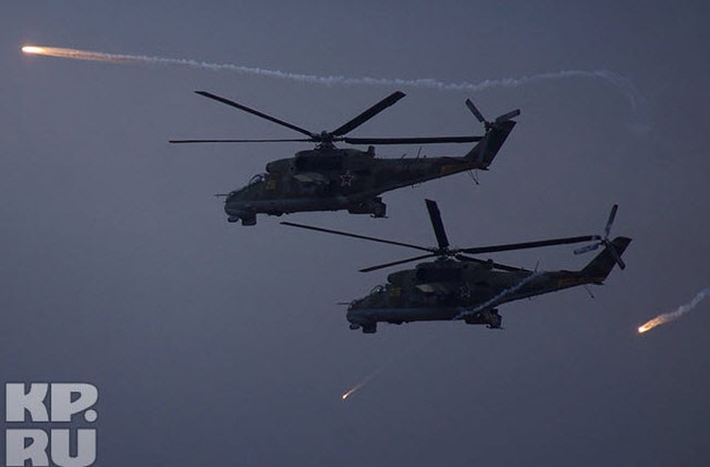 Trực thăng tấn công phô diễn phóng pháo sáng tại buổi khai mạc của triển lãm.