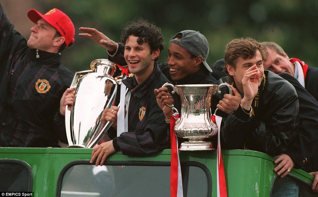 
	Mùa giải 1993/94, Ryan Giggs giành được cú đúp danh hiệu Premier League và FA Cup.