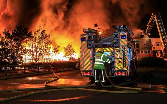 Một đèn lồng Trung Quốc gây hỏa hoạn nghiêm trọng tại nhà máy tái chế nhựa J&A Young ở Smethwick, Birmingham, Anh.