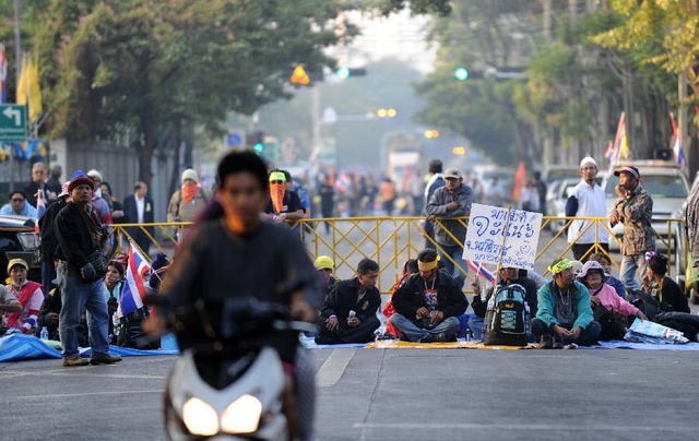 Người biểu tình chống chính phủ chặn đường dẫn tới sân vận động thanh niên Thái Lan-Nhật Bản ở thủ đô Bangkok.