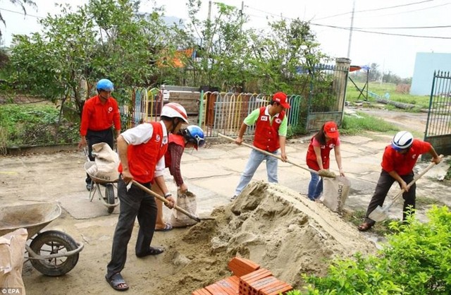 Các nhân viên Hội chữ thập đỏ Đà Nẵng cho cát vào bao tải để  chuẩn bị đón bão.