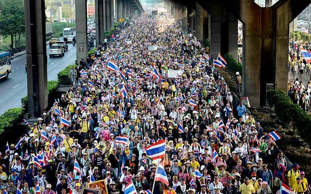 Người biểu tình chống chính phủ tuần hành trên đường phố ở Bangkok, Thái Lan.