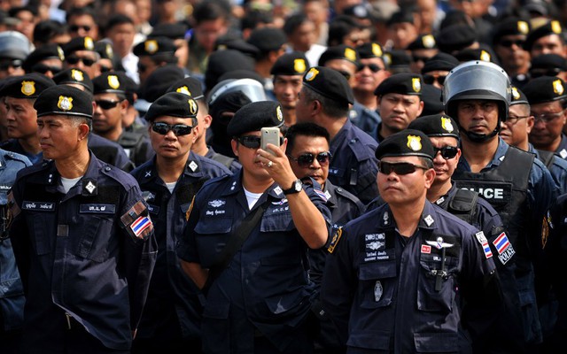 Cảnh sát Thái Lan chụp ảnh trong cuộc biểu tình hòa bình tại Trung tâm tương mại Hoàng gia, Bangkok.