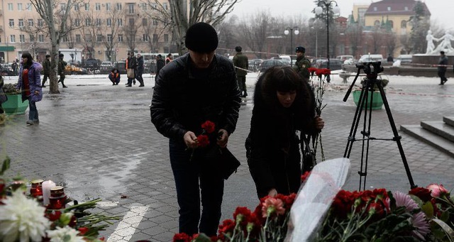 Người dân đặt hoa tưởng niệm các nạn thiệt mạng trong vụ đánh bom tự sát tại nhà ga tàu hỏa ở Volgograd, Nga.