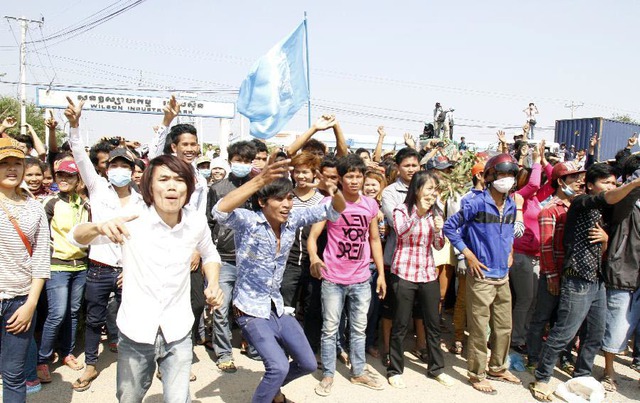 Khoảng 1.000 công nhân dệt may tham gia biểu tình đòi tăng lương ở Phnom Penh, Campuchia.