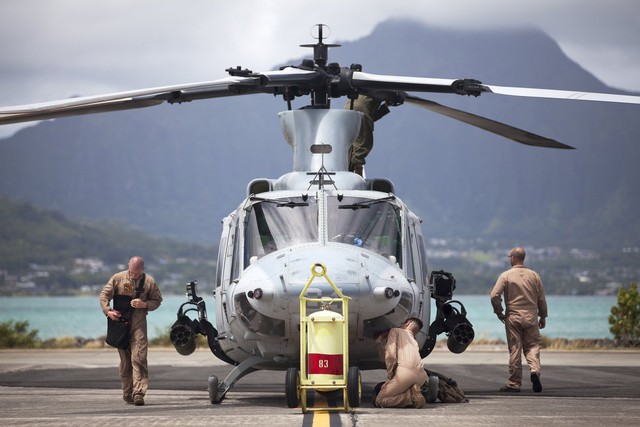 Các nhân viên kỹ thuật chuẩn bị hoàn thành công đoạn kiểm tra trước khi bay của chiếc trực thăng.