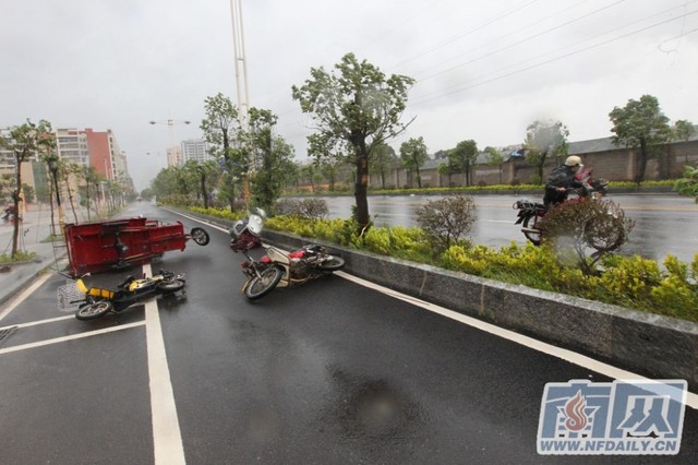 Một số phương tiện bị gió bão thổi bay tại tại thành phố Dương Giang.