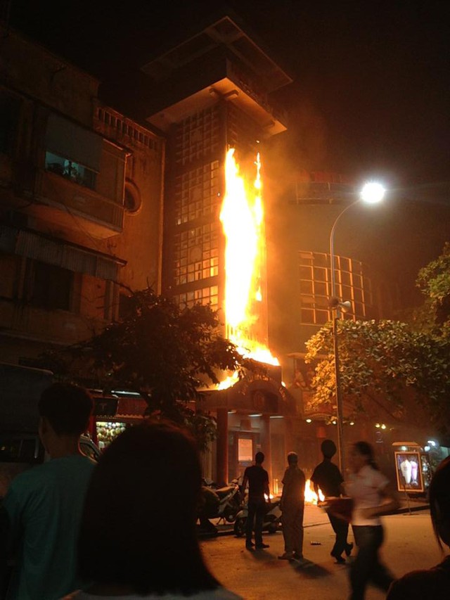 Hà Nội: Cháy lớn tại nhà hát múa rối Thăng Long