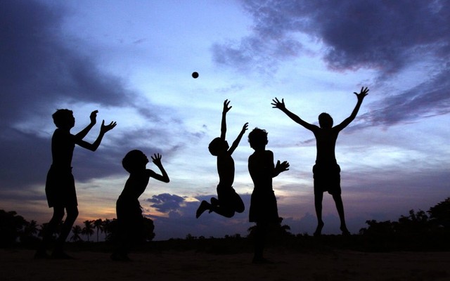 Trẻ em chơi trong chiều hoàng hôn ở vùng ngoại ô thành phố Bhubaneswar, Ấn Độ.