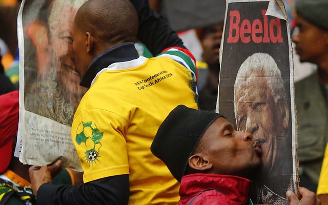 Mọi người hôn di ảnh của cựu Tổng thống Nelson Mandela.