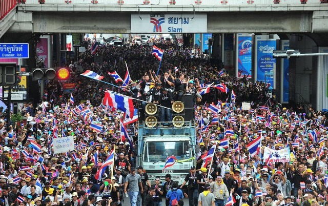Hàng nghìn người biểu tình phản đối chính phủ trên đường phố ở Bangkok, Thái Lan.