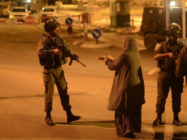 Mẹ của một nam thanh niên người Palestin bị bắn chết gào thét trước binh sĩ Israel ở Bethlehem, Bờ Tây.