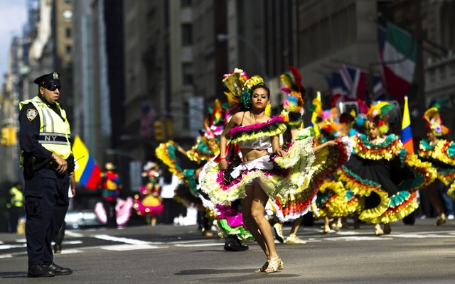 Cảnh sát xem các vũ công biểu diễn tại lễ diễu hành Hispanic Day Parade ở New York, Mỹ.