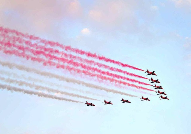 Phi đội Red Arrows của Không quân Hoàng gia Anh biểu diễn trên bầu trời thủ đô Manama của Bahrain, nhân kỷ niệm 200 năm quan hệ hữu nghị giữa Bahrain và Anh.