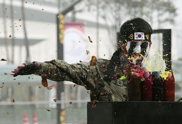 Một thành viên lực lượng đặc nhiệm Hàn Quốc dùng tay không chém vỡ các chai thủy tinh chứa chất lỏng trong một buổi diễn tập ở Seoul.
