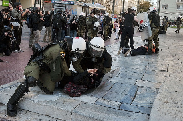 Cảnh sát chống bạo động bắt giữ một người biểu tình trên đường phố Athens, Hi Lạp.