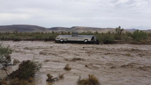 Một xe bus bị nước lũ cuốn trôi gần Dolan Springs, Arizona, Mỹ.