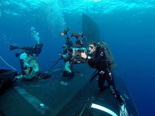 Lính biệt kích có thể rời khỏi tàu ngầm trong khi đang ở dưới nước thông qua buồng điều áp.