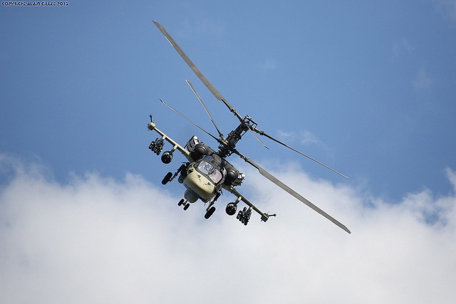 Trực thăng tấn công KA-52 Alligator của Nga được trang bị pháo 30mm, tên lửa dẫn đường bằng lazer Vikhr và bom các loại.