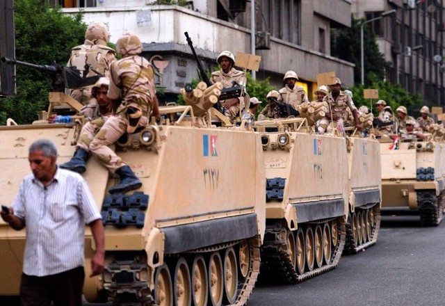 Đoàn xe thiết giáp của quân đội Ai Cập tiến về thủ đô Cairo vào chiều ngày hôm qua để tiếp quản chính quyền.