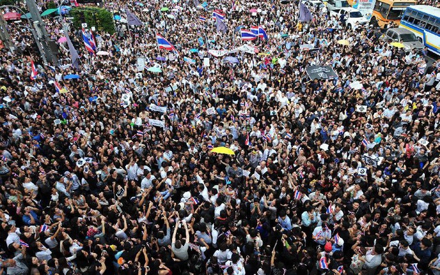 Mọi người tham gia biểu tình phản đối luật ân xá tại điểm giao cắt Asoke ở Bangkok, Thái Lan.
