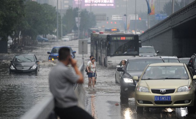 Mưa lớn do ảnh hưởng của siêu bão Utor đã gây ngập đường phố ở Thẩm Dương, Trung Quốc.