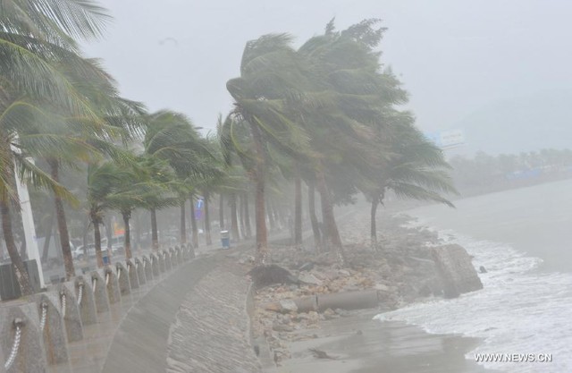 Siêu bão Haiyan ập vào thành phố Sanya trên đảo Hải Nam.
