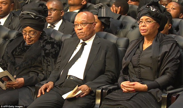 Tổng thống Nam Phi hiện tại Jacob Zuma ngồi giữa hai bà vợ của ông Nelson Mandela.