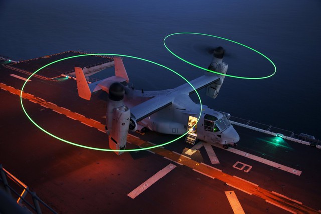 Máy bay vận tải hạng nặng MV-22B Osprey chuẩn bị cánh cánh khỏi tàu tấn công lưỡng cư USS Kearsarge ở ngoài khơi bờ biển North Carolina.