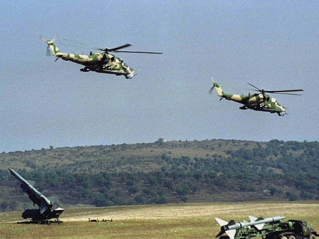 Tầm hoạt động bình thường của Mi-24 là 450 km, nhưng khi sử dụng bình nhiên liệu phụ, tầm hoạt động của nó có thể tăng lên 950 km.