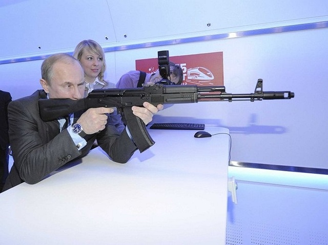  	Ông Putin tận tay thử nghiệm súng trường tấn công kiểu mới năm 2012