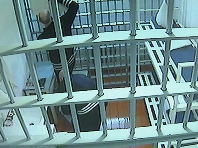 Các phạm nhân trong nhà tù Black Dolphin bị theo dõi bằng camera giám sát 24/24.