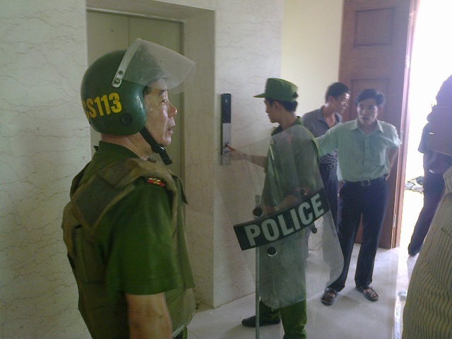 Vây bắt kẻ "ngáo đá”, cầm súng cố thủ tại ĐH Quốc gia Hà Nội