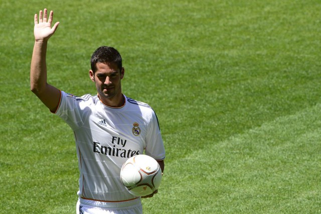 Lễ a mắt hoành tráng của Isco tại Bernabeu