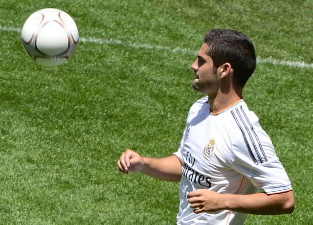 Lễ a mắt hoành tráng của Isco tại Bernabeu