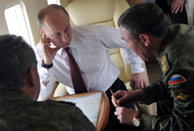 Tổng thống Nga Putin họp bàn cùng Tổng tham mưu trưởng Các lực lượng vũ trang Nga Valery Gerasimov và Bộ trưởng Quốc phòng Nga, Sergei Shoigu hôm 16/7/2013.